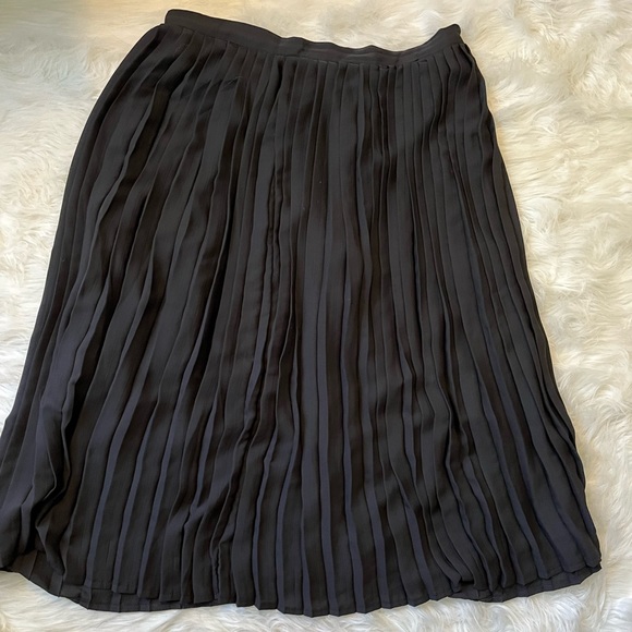 ModCloth Black Pleated MIDI Skirt - Picture 1 of 3